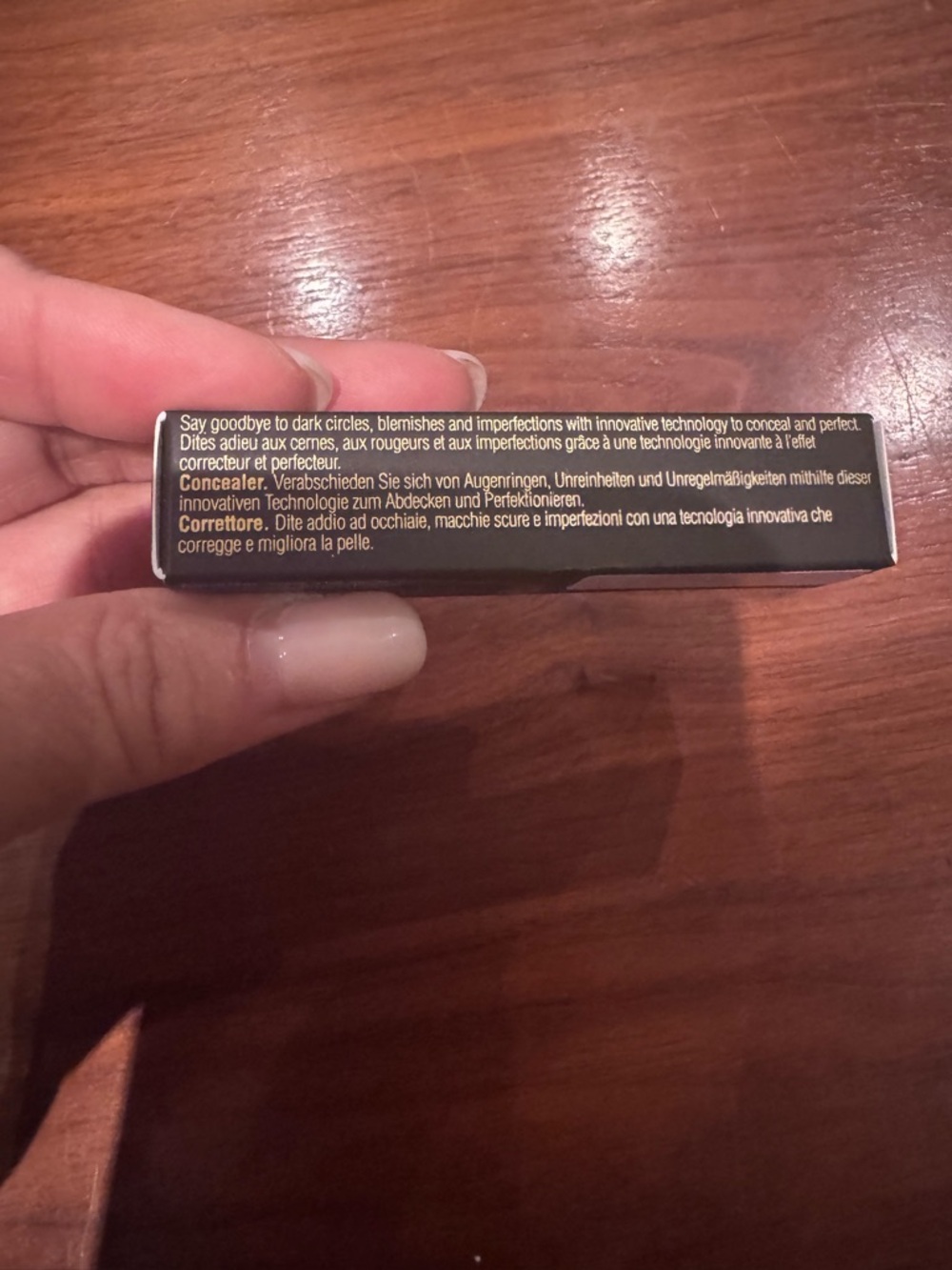 Elizabeth Arden Stroke of Perfection Concealer - Black and Gold Packaging - Picture 3 of 6